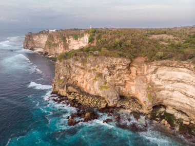 Felice Sunset Point, Bali, Endonezya 'da. Hint Okyanusu ve Kayalıklar Arkaplanda