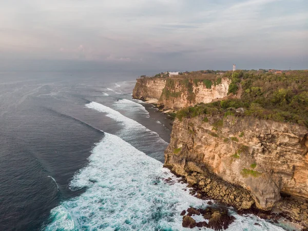 Felice Sunset Point, Bali, Endonezya 'da. Hint Okyanusu ve Kayalıklar Arkaplanda