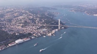 İstanbul, Türkiye. İstanbul Kanalı, Büyük Mecidiye Camii, Boğaz Kanalı ve 15 Temmuz Şehitler Köprüsü olarak bilinen Boğaz Köprüsü. Drone Bakış Açısı.