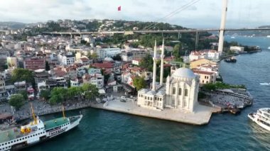 İstanbul, Türkiye. İstanbul Kanalı, Büyük Mecidiye Camii, Boğaz Kanalı ve 15 Temmuz Şehitler Köprüsü olarak bilinen Boğaz Köprüsü. Drone Bakış Açısı.