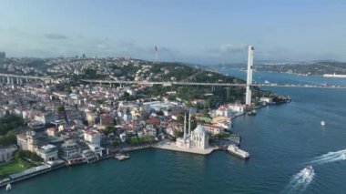 İstanbul, Türkiye. 15 Temmuz Şehitler Köprüsü olarak bilinen Büyük Mecidiye Camii, İstanbul Kanalı, Boğaz Kanalı ve Boğaz Köprüsü. Drone Bakış Açısı.