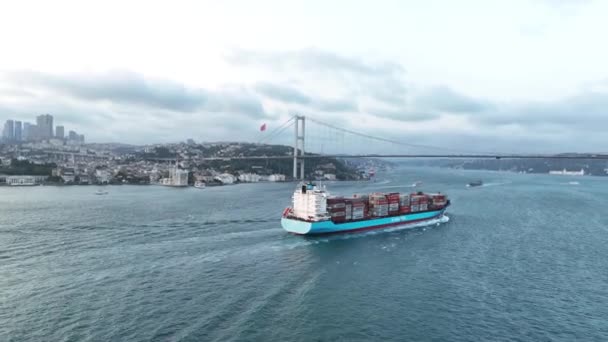 イスタンブール運河を横断する貨物船 トルコのボスフォロス運河 — ストック動画