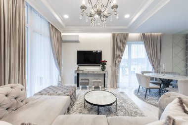 Modern Oturma Odası İçi. Lüks mobilyalar. Televizyon ekranı, perdeler ve kanepe. Pencereler. Kahve masası. - Eve. Arkaplanda Yemek Masası