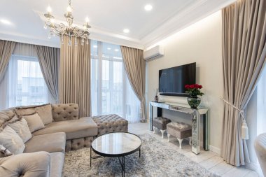 Modern Oturma Odası İçi. Lüks mobilyalar. Televizyon ekranı, perdeler ve kanepe. Pencereler. Kahve masası. Ev.