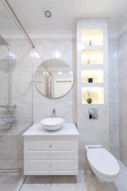 Modern Banyo İçi. Lavabo, Dekorasyon ve Ayna. Duş camı. Lüks Ev.