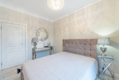 Lüks ve Modern Yatak Odası İçi. Büyük boy yatak ve mobilya. Ev.