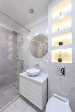 Modern Banyo İçi. Lavabo, Dekorasyon ve Ayna. Duş camı. Lüks Ev.