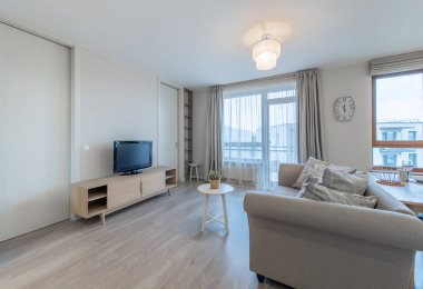 Modern Oturma Odası Açık TV Alanı ve Tahta Masa, Kanepe ve Kahve Masası 'nda TV.