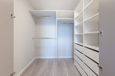 Dolapta Raflı Küçük Beyaz Yürüyüş. Ev İçi.