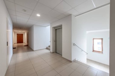 Minimalizm yatak odası iç mimarisi. Arka plandaki gardırop. Kahve Masası ve Hafif.