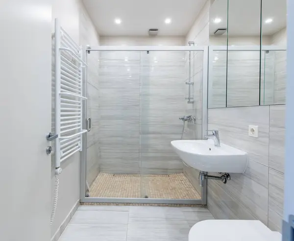 Bright Elegante Baño Moderno Minimalista Diseño Interior Sala Ducha Con Imágenes De Stock Sin Royalties Gratis