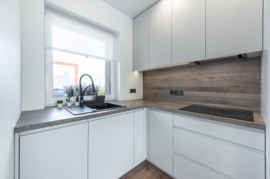 Küçük Lüks Mutfak İçi. Lavabo ve Pencereler. Tavanda LED ışığı.