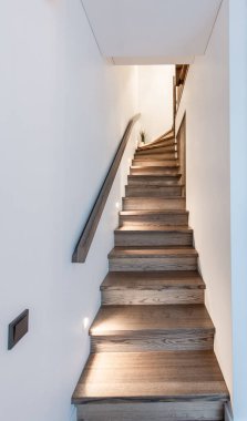 Modern Tahta Minimalizm Style Stairs with Discrete Floor Night Lighting. Yeni Ahşap Merdiven Modern İç Tasarımlı Daire Evinde.