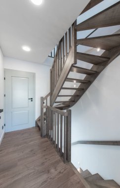 Modern Tahta Minimalizm Style Stairs with Discrete Floor Lighting. Yeni Ahşap Merdiven Modern İç Tasarımlı Daire Evinde.