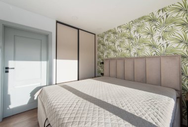 Yatak odasının içi. Güzel güneş ışığı. En Büyük Boyut Yatak ve Kapı.