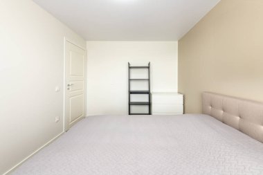 Minimalizm yatak odası iç mimarisi. Gardırop ve Raff arka planda. Kahve Masası ve Light. Ev