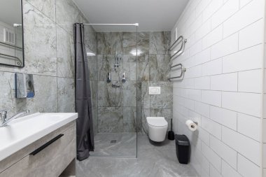 Parlak Zarif Modern Minimalist Banyo Beyaz Lavabolu Duş Odasının İç Tasarımı. Banyo aksesuarları, Gri Döşeme Duvarları