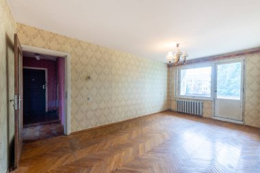 Terk edilmiş bir binada oturma odası kötü durumda. Terk edilmiş ev içi. Kirli Oda. Eski Sovyet İç Kesimi. Eski püskü ahşap zemin. Kapıyı aç. Geniş Açı