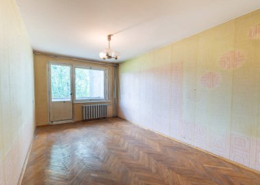 Terk edilmiş bir binada oturma odası kötü durumda. Terk edilmiş ev içi. Kirli Oda. Eski Sovyet İç Kesimi. Eski püskü ahşap zemin. Geniş Açı