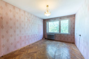 Terk edilmiş bir binada oturma odası kötü durumda. Terk edilmiş ev içi. Kirli Oda. Eski Sovyet İç Kesimi. Eski püskü ahşap zemin. Geniş Açı