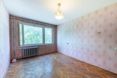 Terk edilmiş bir binada oturma odası kötü durumda. Terk edilmiş ev içi. Kirli Oda. Eski Sovyet İç Kesimi. Eski püskü ahşap zemin. Geniş Açı