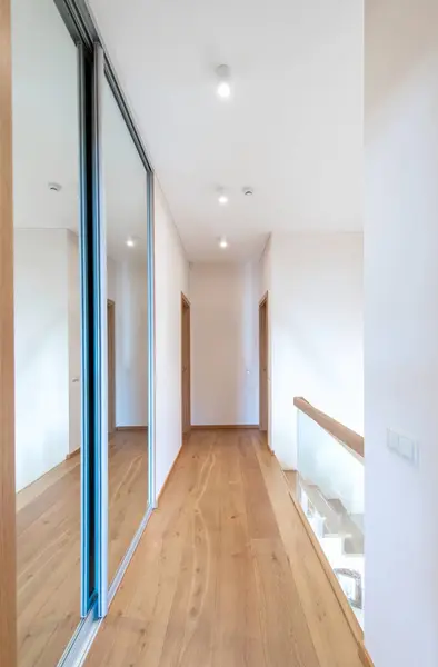 Ev İkinci Kat Salonu. İç mekan. Tahta Kahverengi Döşeme, Merdivenler. LED Işık. Ayna. Geniş Açı