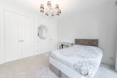 Lüks yatak odası iç mekan, modern ev, güzel iç mekan, geniş yatak odası. Halı, Pencereler, Perdeler, Parlak Lamba