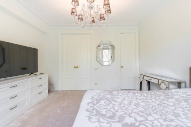 Lüks yatak odası iç mekan, modern ev, güzel iç mekan, geniş yatak odası. Arkaplanda TV. Geniş Açı