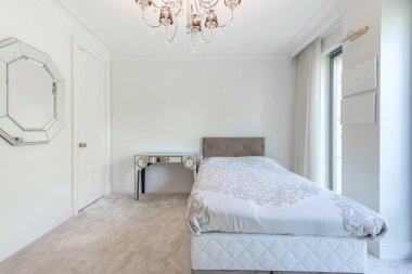 Lüks yatak odası iç mekan, modern ev, güzel iç mekan, geniş yatak odası. Halı, Pencereler, Perdeler, Parlak Lamba