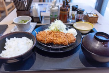 Japon kahvaltısı. Salata, pilav ve sosisli kızarmış tavuk. Miso Çorbası