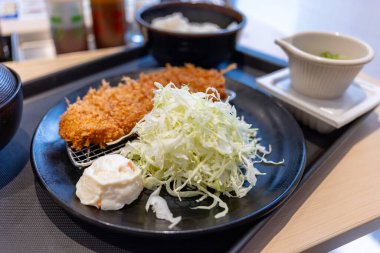 Japon kahvaltısı. Salata, pilav ve sosisli kızarmış tavuk. Miso Çorbası