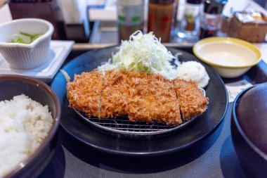 Japon kahvaltısı. Salata, pilav ve sosisli kızarmış tavuk. Miso Çorbası