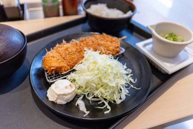 Japon kahvaltısı. Salata, pilav ve sosisli kızarmış tavuk. Miso Çorbası