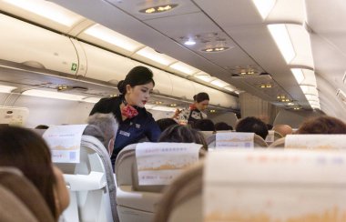 Şangay, Çin - 26 Mayıs 2024: Çin Doğu Havayolları Kabin Ekibi Yemek Servisi Budapeşte, Macaristan