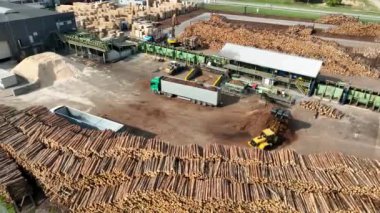 Ahşap bıçkıhanesi, ahşap işleme makineleri. İşleme tesisi. İşçi bir yükleyici, modern ahşap işleme fabrikası, kamyonete çip yükleme. Biyoyakıt