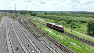 Litvanya Tren ve Demiryolu. Radviliskiler şehrine giden yolcu treni. Siauliai Bölgesi.