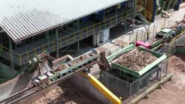 Ahşap bıçkıhanesi, ahşap işleme makineleri. İşleme tesisi. Sevkiyat için odun parçaları üretimi