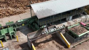 Ahşap bıçkıhanesi, ahşap işleme makineleri. İşleme tesisi. Sevkiyat için odun parçaları üretimi