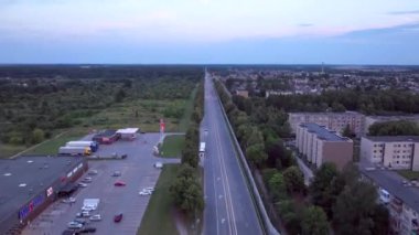 Siauliai Bölgesi 'ndeki Radviliski Şehir Yolu' nda hiperlapse. Litvanya. Drone Bakış Açısı.