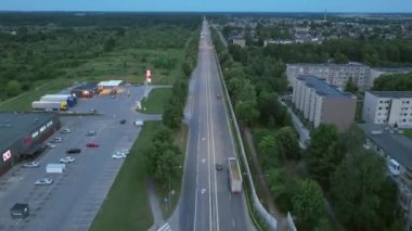 Siauliai Bölgesi 'ndeki Radviliski Şehir Yolu' nda hiperlapse. Litvanya. Drone Bakış Açısı.