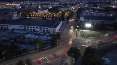 Litvanya 'nın Vilnius şehrindeki Zirmunai Bölgesi. Caddenin Gece Hiperlapesi.