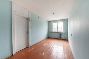 Oturma odası kötü durumda. Kirli Oda. Eski Sovyet İç Kesimi. Eski püskü ahşap zemin... Geniş Açı