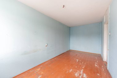 Terk edilmiş bir binada oturma odası kötü durumda. Terk edilmiş ev içi. Kirli Oda. Eski Sovyet İç Kesimi. Eski püskü ahşap zemin. Geniş Açı. Kapalı Kapı.