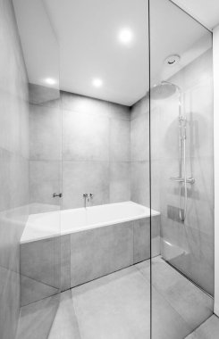 Parlak Zarif Modern Minimalist Banyo Duş Odası ve Banyo İç Tasarımı. Gri Döşeme Duvarları, Cam. LED Işık.