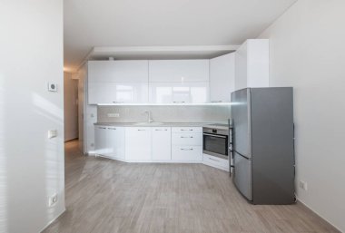 İskandinav tarzı rahat modern açık minimalizm mutfak iç mimarisi. Fırın, Musluk, Buzdolabı. Beyaz renk. Geniş Açı