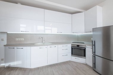 İskandinav tarzı rahat modern açık minimalizm mutfak iç mimarisi. Fırın, Musluk, Buzdolabı. Beyaz renk. Geniş Açı