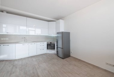 İskandinav tarzı rahat modern açık minimalizm mutfak iç mimarisi. Fırın, Musluk, Buzdolabı. Beyaz renk. Geniş Açı