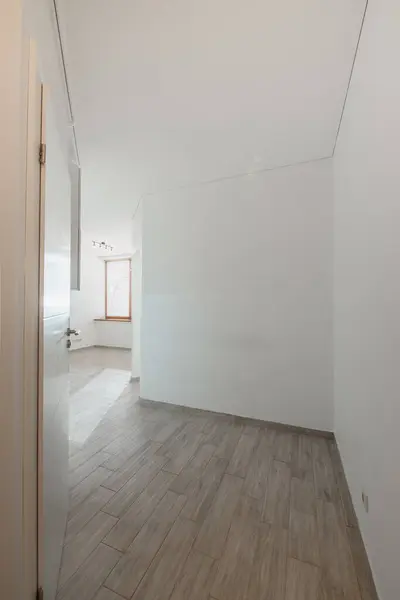 Ev Girişi Salonu. İç mekan. Tahta dış kapı, kahverengi zemin. Minimalizm. LED Işık. Geniş Açı