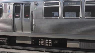 Chicago, Illinois 'deki Metro Treni. Tren istasyondan kalkıyor. Kimball Yolu, Kahverengi Hat