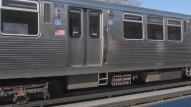 Chicago, Illinois 'deki Metro Treni. Tren istasyondan kalkıyor. Kimball Yolu, Kahverengi Hat